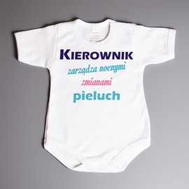 Kierownik zarządza nocnymi zmianami pieluch - body niemowlęce
